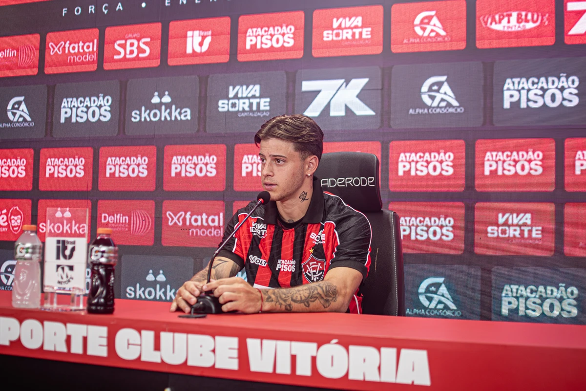 Tarzia oficialmente apresentado como novo reforço do Vitória 