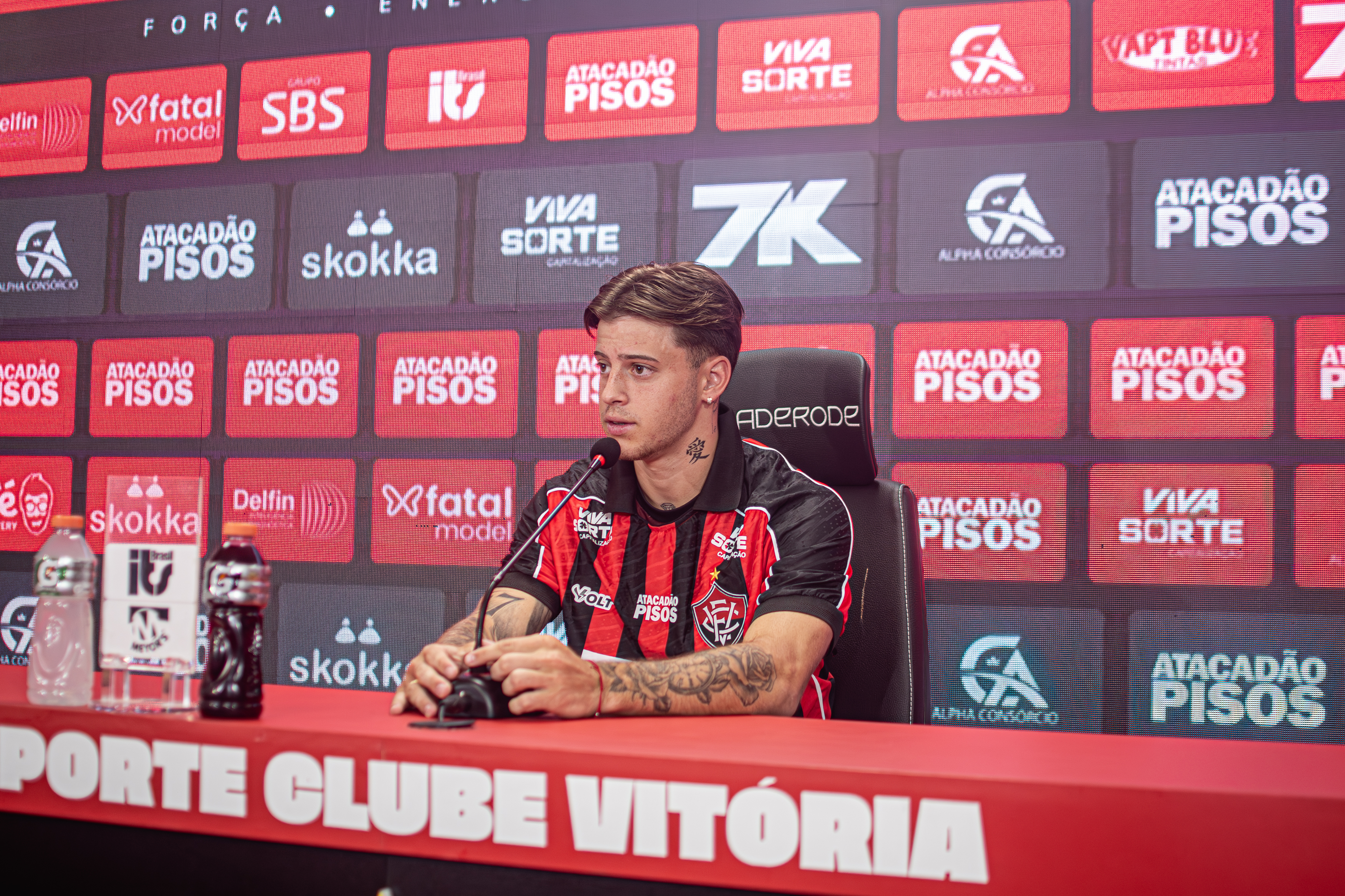 Tarzia oficialmente apresentado como novo reforço do Vitória por Victor Ferreira/ECV