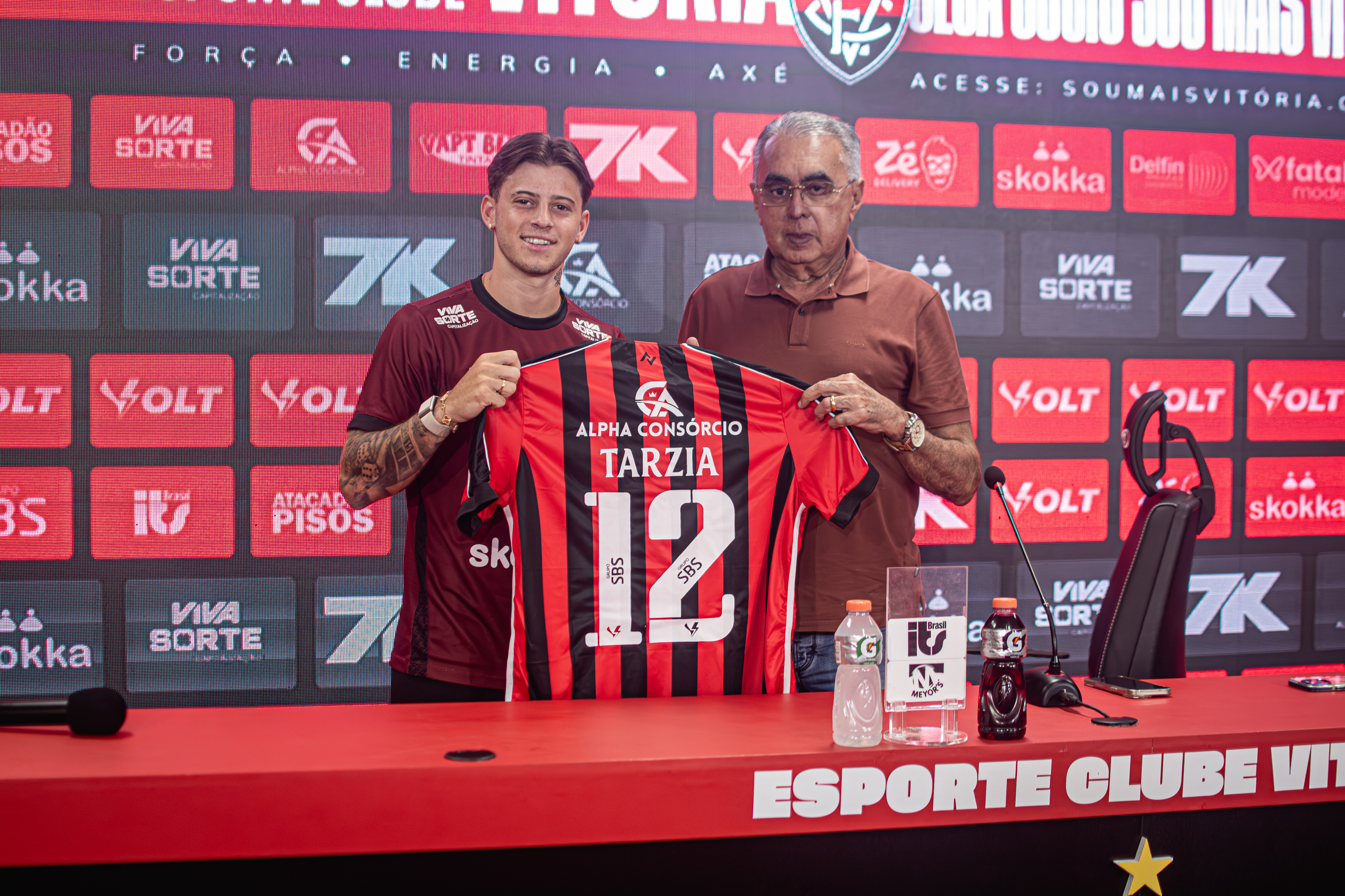 Tarzia oficialmente apresentado como novo reforço do Vitória por Victor Ferreira/ECV