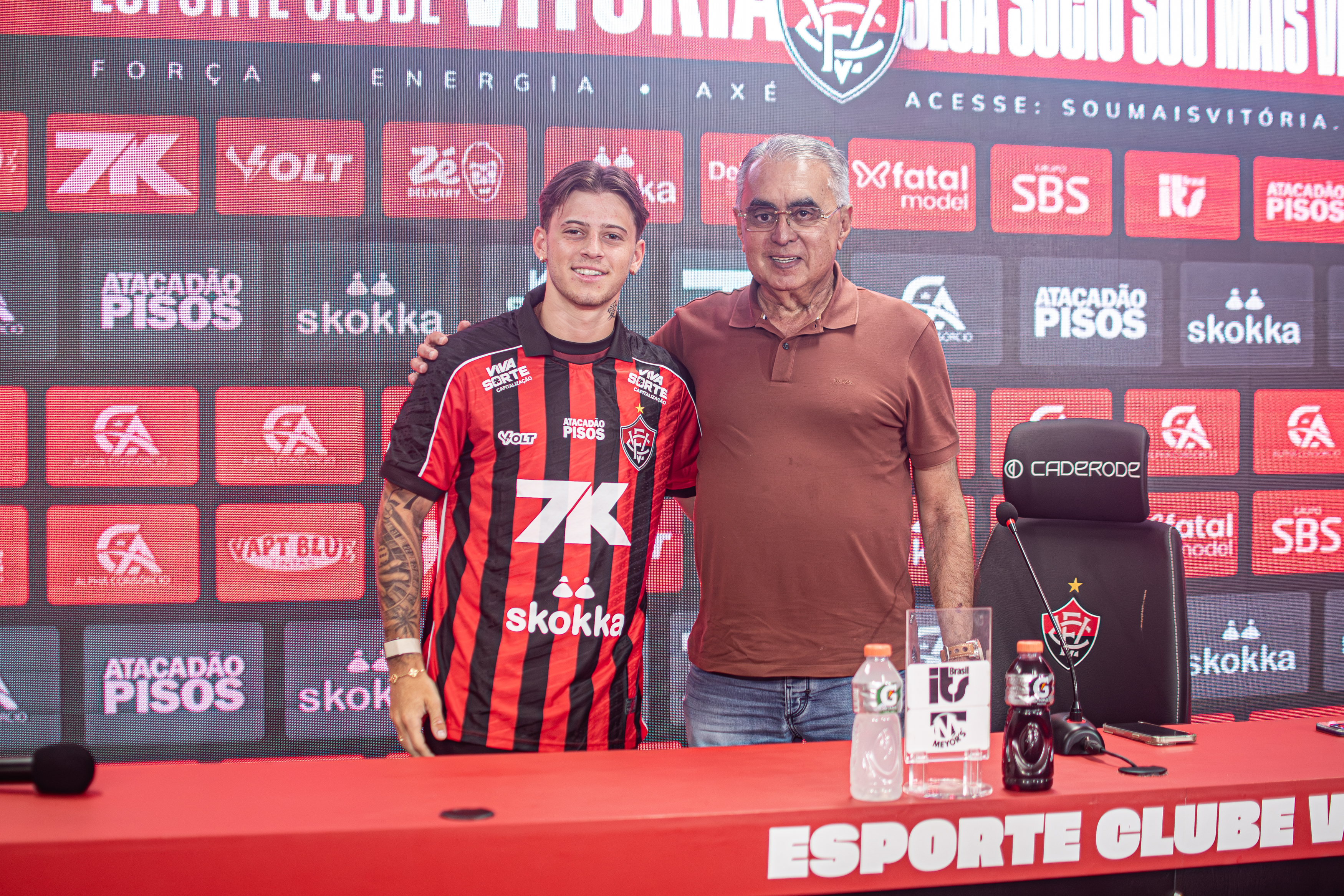 Tarzia oficialmente apresentado como novo reforço do Vitória por Victor Ferreira/ECV