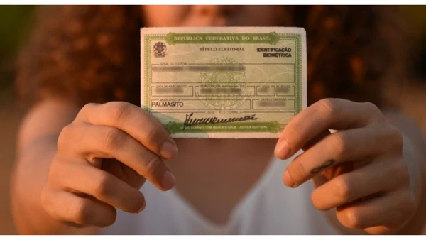 Mais do que o direito ao voto, o título regular é exigência para a vida civil. O acúmulo de três faltas sem justificativa leva ao cancelamento do documento e gatilha restrições na Receita Federal