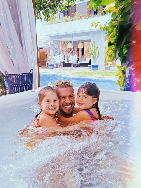 Zé Felipe e filhos na mansão em Goiânia por Reprodução/Instagram