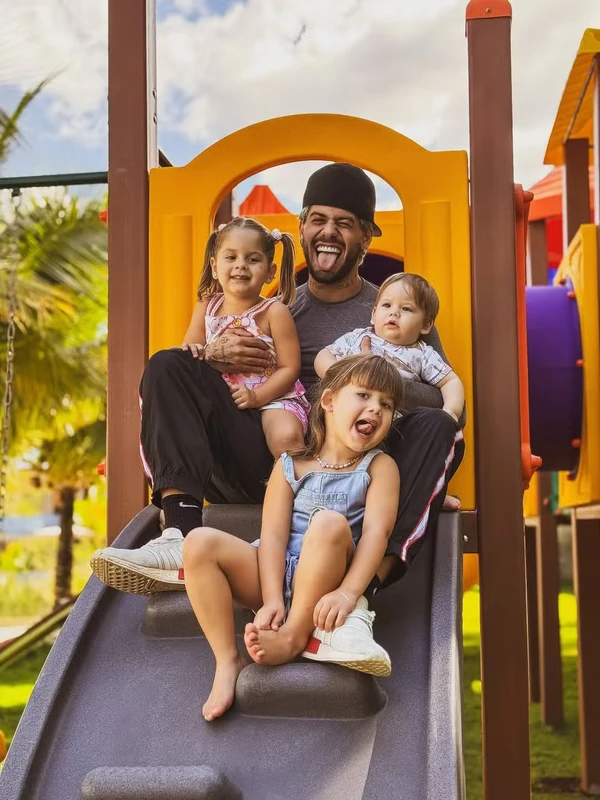 Zé Felipe na área externa da mansão em brincadeira com os filhos por Reprodução