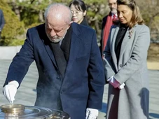 Imagem - VÍDEO: Lula exibe luva com quatro dedos durante visita à Coreia do Sul