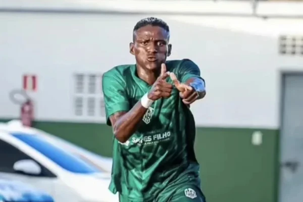 Atacante Anderson Pato negocia com o Vitória por Divulgação/Simões Filho