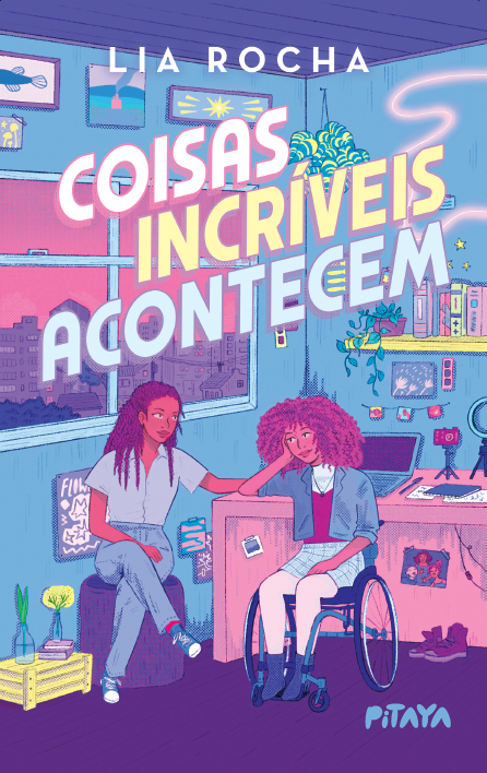 Coisas incríveis acontecem, de Lia Rocha (Pitaya). O brilho de viver uma cidade nova e iniciar a faculdade tão almejada foi apagado no instante em que Raquel mandou a primeira mensagem para sua nova colega de casa. Recebida com descaso e uma boa dose de grosseria, a jovem se descobre no centro de uma batalha que nem queria participar.Aurora, a oponente em questão, não parece sequer abalada com a zona de guerra em que transformou sua casa. Ela, que é a rainha do drama, está mais preocupada com a rotina intensa de estudos e a administração de seus perfis na internet, isso sem mencionar o coração partido… Ou seja, viver com uma caloura sonhadora é a última coisa com que precisa lidar no momento. Lançamento em 31 de março. por Reprodução