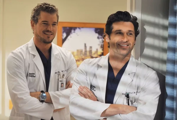 Eric Dane e Patrick Dempsey em ‘Greys Anatomy’   Leia mais em: https://veja.abril.com.br/cultura/quem-e-laura-ann-tull-que-acusa-eric-dane-de-bullying-no-set-de-greys-anatomy/ por Reprodução
