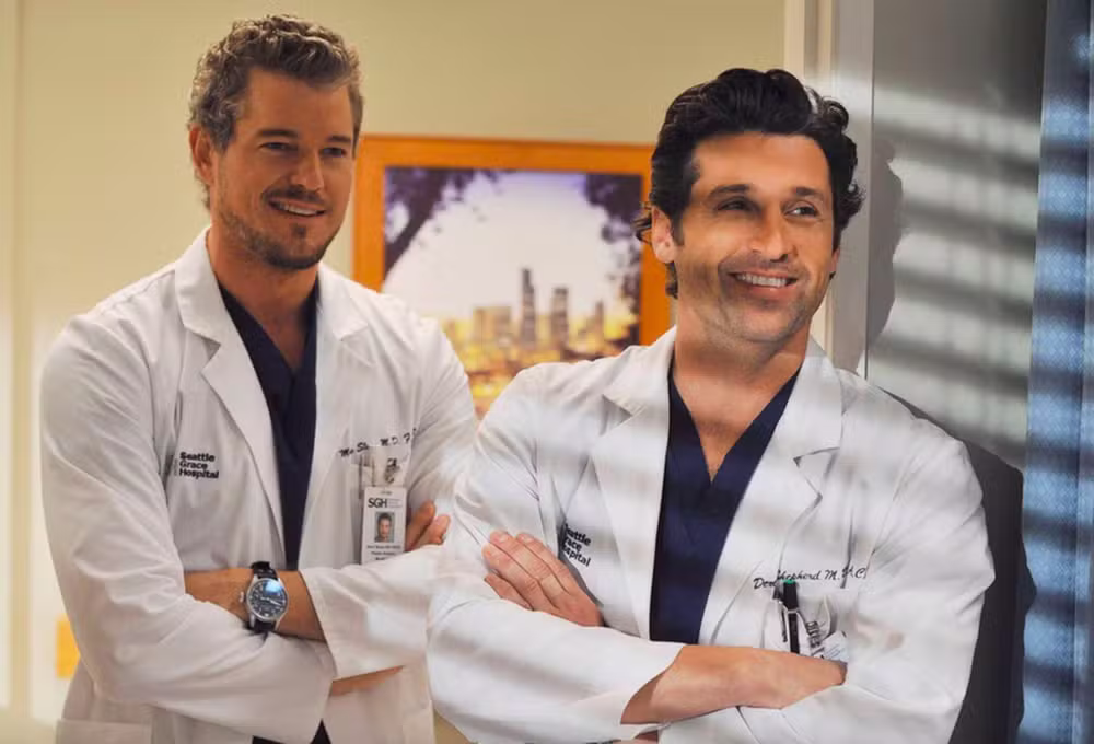 Eric Dane e Patrick Dempsey em ‘Greys Anatomy’   Leia mais em: https://veja.abril.com.br/cultura/quem-e-laura-ann-tull-que-acusa-eric-dane-de-bullying-no-set-de-greys-anatomy/ por Reprodução
