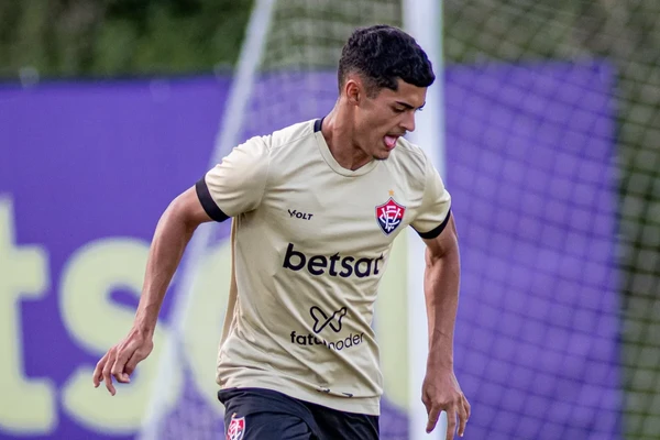 Luis Miguel em ação pelo Vitória por Victor Ferreira/ECV