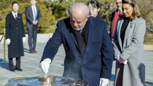 Lula exibe luva d equatro dedos 