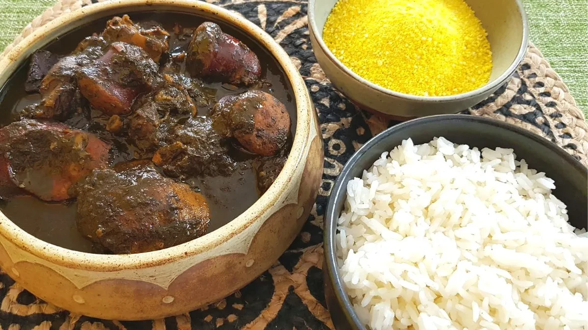 Prato típico do Pará, a maniçoba ficou conhecida como "feijoada paraense" ou "a feijoada sem feijão" por Paula Ferreira