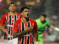 Imagem - Ex-Bahia marca primeiro gol por novo time e decide jogo no Brasileirão