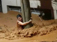 Imagem - Mulher sobrevive 3 horas agarrada a poste durante enchente: 'Não deixa eu morrer afogada’