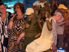 Imagem - Regina Casé comemora aniversário em roda de samba com Caetano Veloso, Thiaguinho, Alcione, Jorge Ben Jor e mais; VÍDEOS E FOTOS