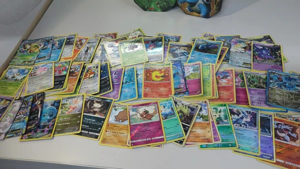 Cartas de Pokémon por Alan Pinheiro/CORREIO