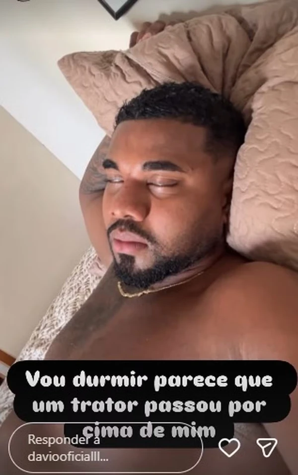 Davi Brito sofre com início de treino de boxe por Reprodução/Instagram