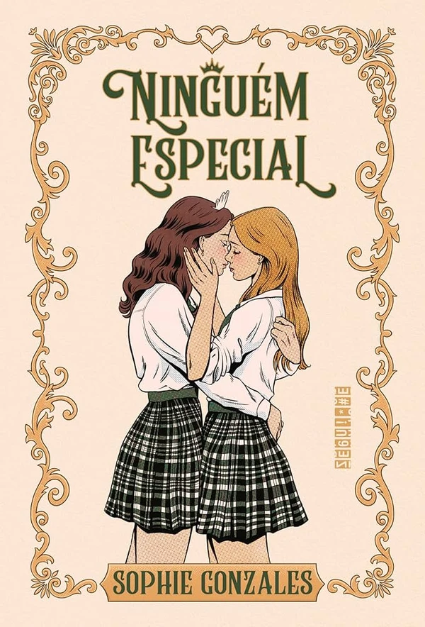 Ninguém especial, de Sophie Gonzales (Seguinte). A princesa Rosemary precisa manter o foco. Seu único objetivo é melhorar sua imagem depois de um escândalo que fez sua melhor amiga e todo o país perderem a confiança nela. Só que, apesar de seus planos, quando uma nova aluna linda e engraçada chega ao internato, Rose se vê mais distraída do que esperava…Por ser bolsista, a talentosa pianista Danni esperava o desprezo dos alunos ricos da elite. Em vez disso, tem a agradável surpresa de ser acolhida pela ex-melhor amiga da princesa. Quanto mais Danni conhece suas colegas de classe, mais intrigada (e atraída) fica por Rose. Lançamento em 10 de março. por Reprodução