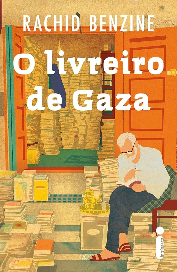 O livreiro de Gaza, de Rachid Benzine (Intrínseca). Em meio à devastação de Gaza, um fotógrafo percorre as ruas e vielas em busca de registros para o Ocidente. Quando chega a um bairro menos afetado, se depara com uma cena que parece inusitada: entre ruínas empoeiradas e páginas amareladas, um senhor está sentado diante de uma vitrine repleta de livros, lendo serenamente, como se esperasse. Mas o que ele espera? Talvez alguém que finalmente pare e o escute. Os livros que ele segura não são meros objetos, mas, sim, fragmentos de uma vida, ecos de memória, as cicatrizes de um povo. Lançamento em 2 de março. por Reprodução