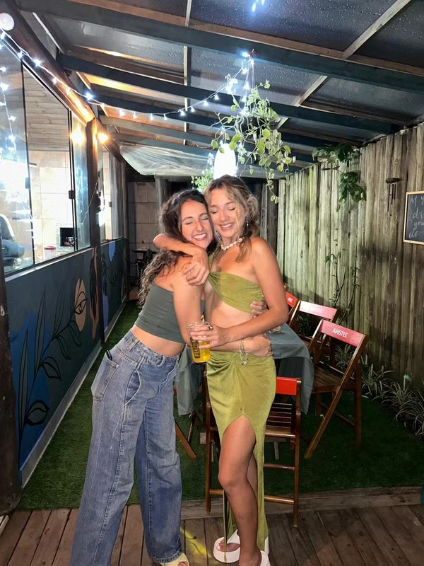 Samira e sua irmã, a psicóloga Yassmin Sagr por Reprodução