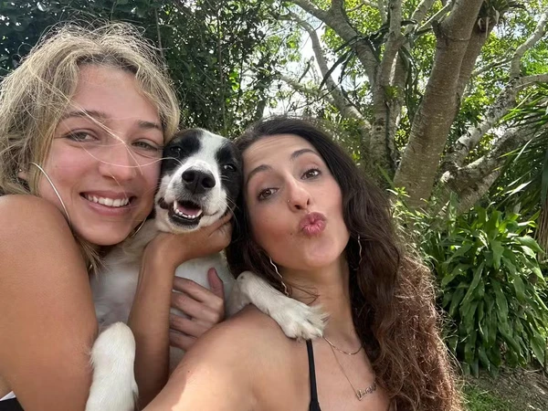 Samira posa com sua irmã, Yassmin Sagr, e seu cachorro, Lindolfo por Reprodução