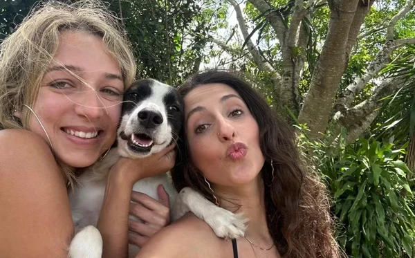 Samira posa com sua irmã, Yassmin Sagr, e seu cachorro, Lindolfo 