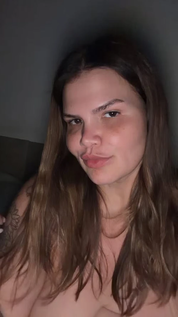 Thais Carla após recolocar o mega hair por Reprodução/Instagram