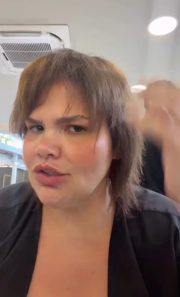 Thais Carla tirou o mega hair e mostrou o cabelo natural por Reprodução/Instagram