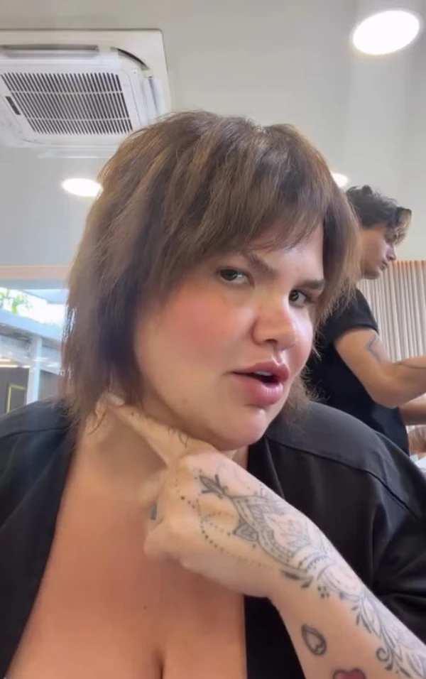 Thais Carla tirou o mega hair e mostrou o cabelo natural por Reprodução/Instagram