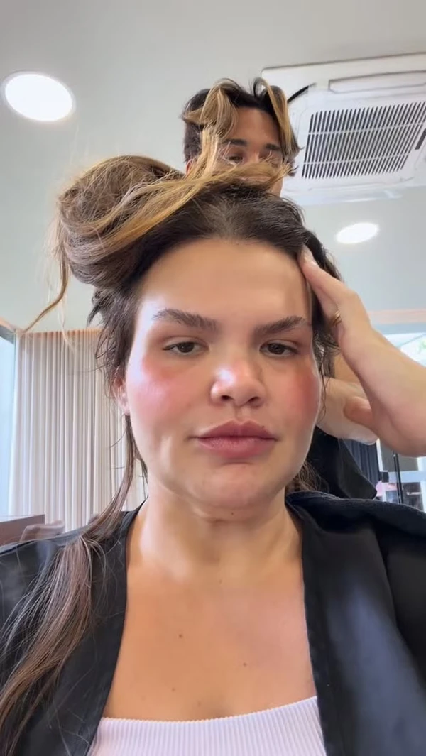 Thais Carla tirou o mega hair e mostrou o cabelo natural por Reprodução/Instagram