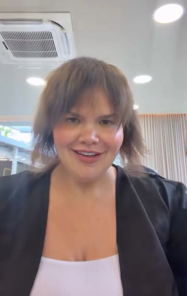 Thais Carla tirou o mega hair e mostrou o cabelo natural por Reprodução/Instagram