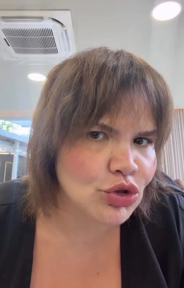 Thais Carla tirou o mega hair e mostrou o cabelo natural por Reprodução/Instagram