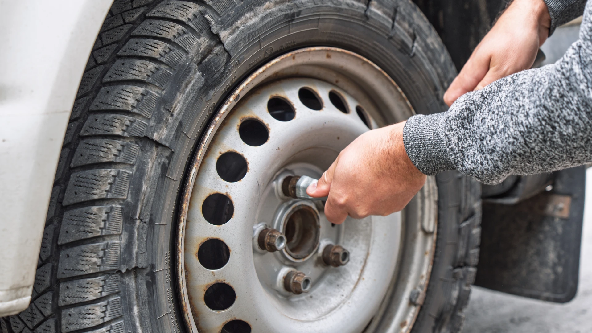 Imagem - Golpe da troca de pneu faz mais de 80 vítimas em oficinas mecânicas e causa prejuízo de R$ 600 mil