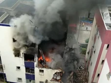 Imagem - Bombeiros ficam feridos durante resgate após explosão de gás e desabamento de prédio no Stiep