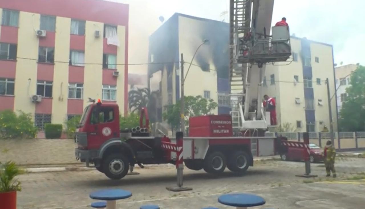 Bombeiros seguem no local por Reprodução/TV Bahia