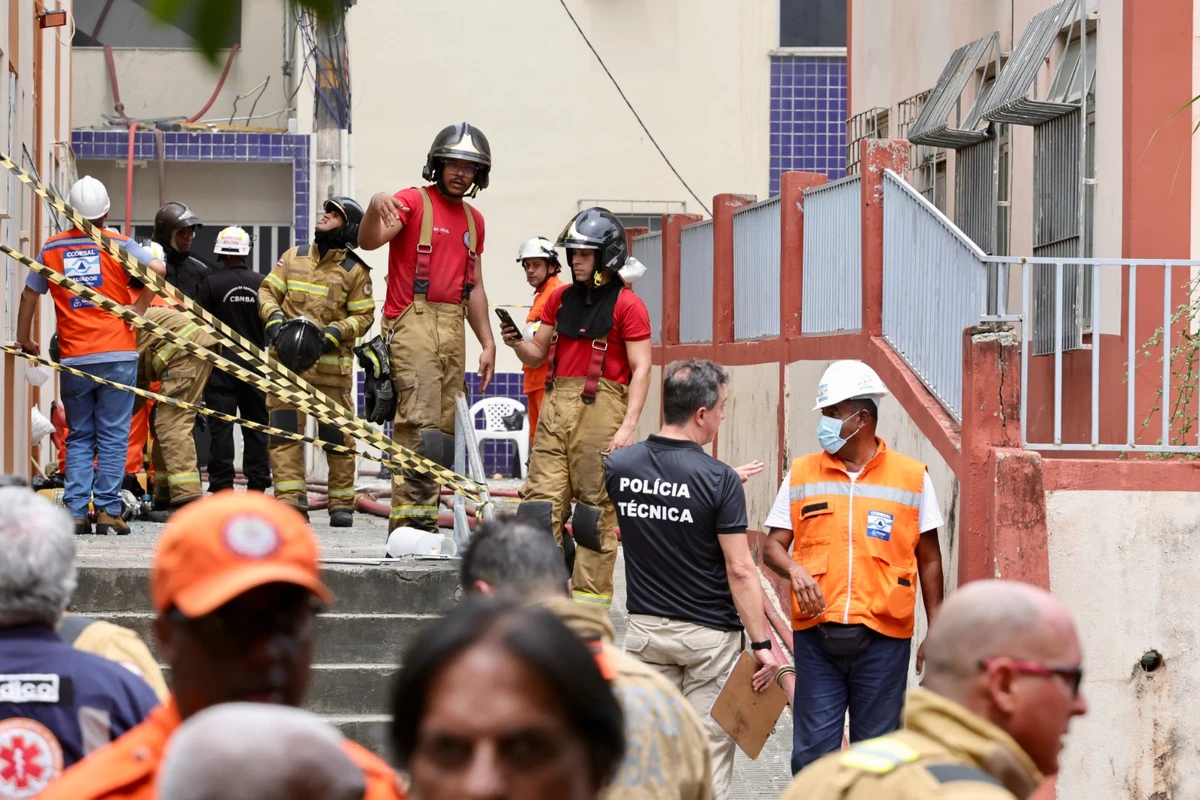 Equipes do Corpo de Bombeiros e Codesal no local da exposão
