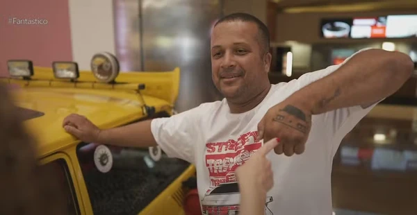 Fã do Mamonas Assassinas mostra tatuagem de Brasília amarela na mão por Reprodução/Fantástico