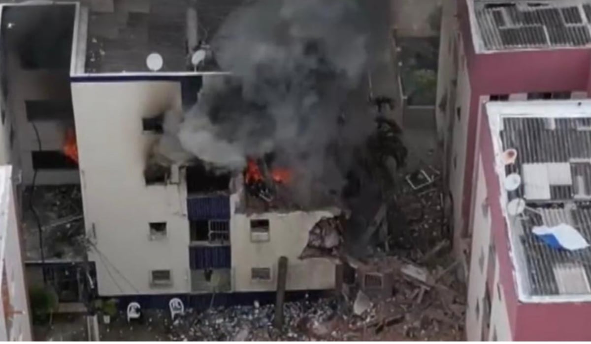 Incêndio atingiu prédio após explosão de gás no Stiep por Reprodução/TV Bahia