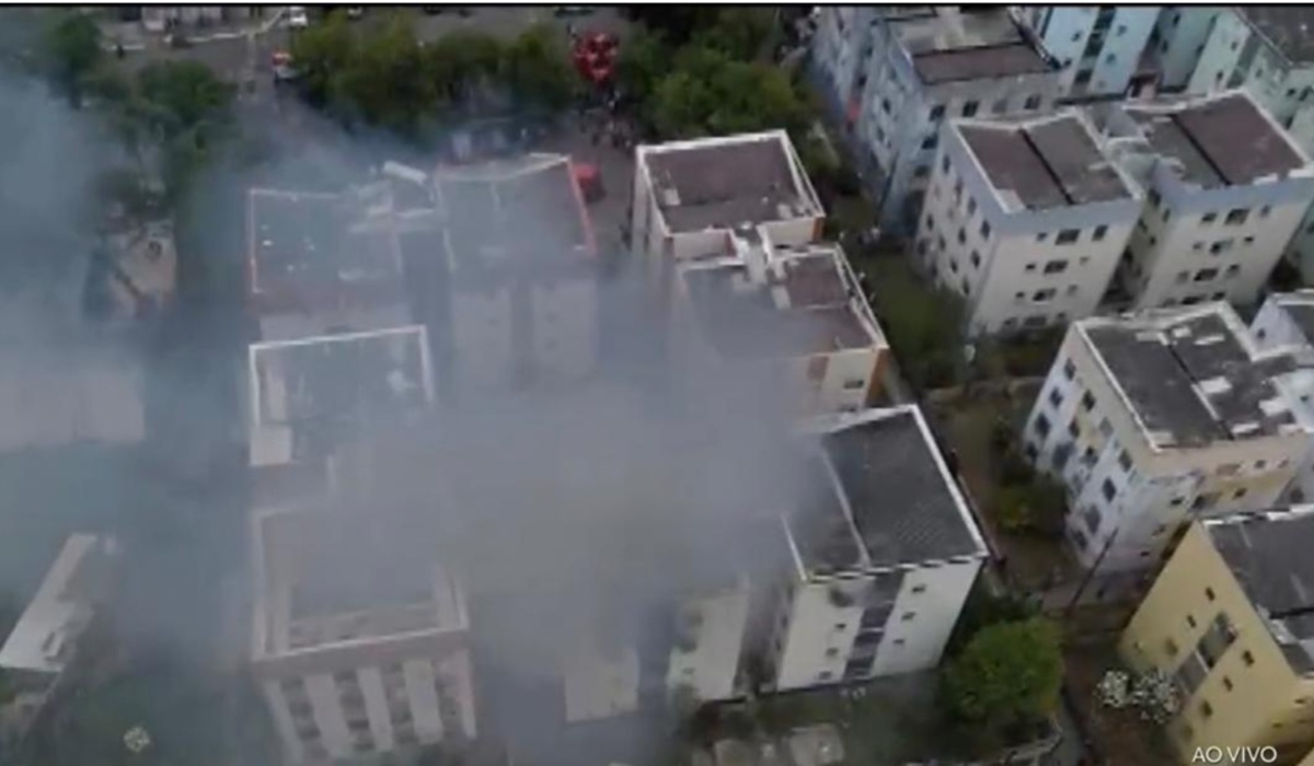 Incêndio atingiu prédio após explosão de gás no Stiep por Reprodução/TV Bahia