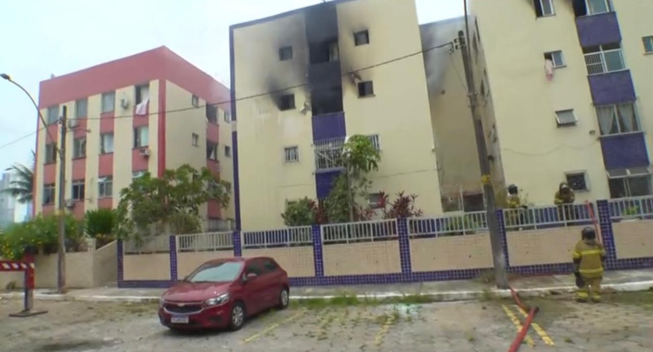 Incêndio atingiu prédio após explosão de gás no Stiep por Reprodução/TV Bahia