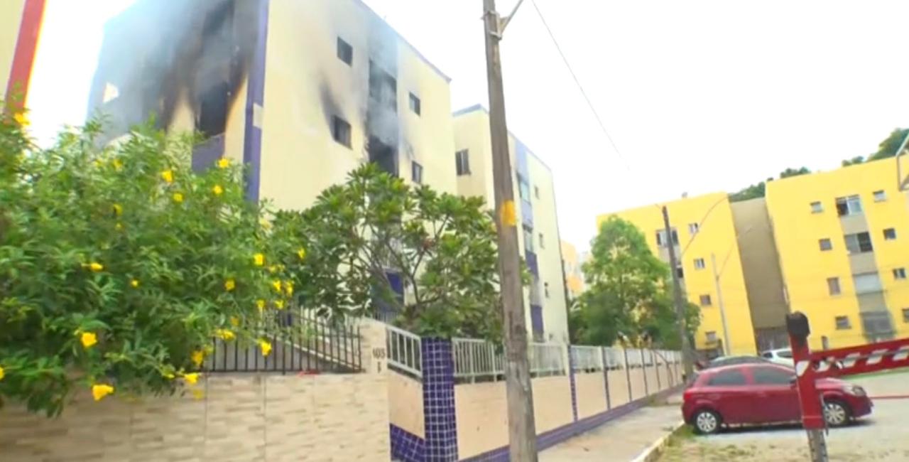 Incêndio atingiu prédio após explosão de gás no Stiep por Reprodução/TV Bahia