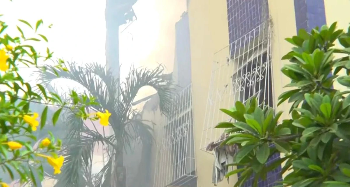 Incêndio atingiu prédio após explosão de gás no Stiep por Reprodução/TV Bahia