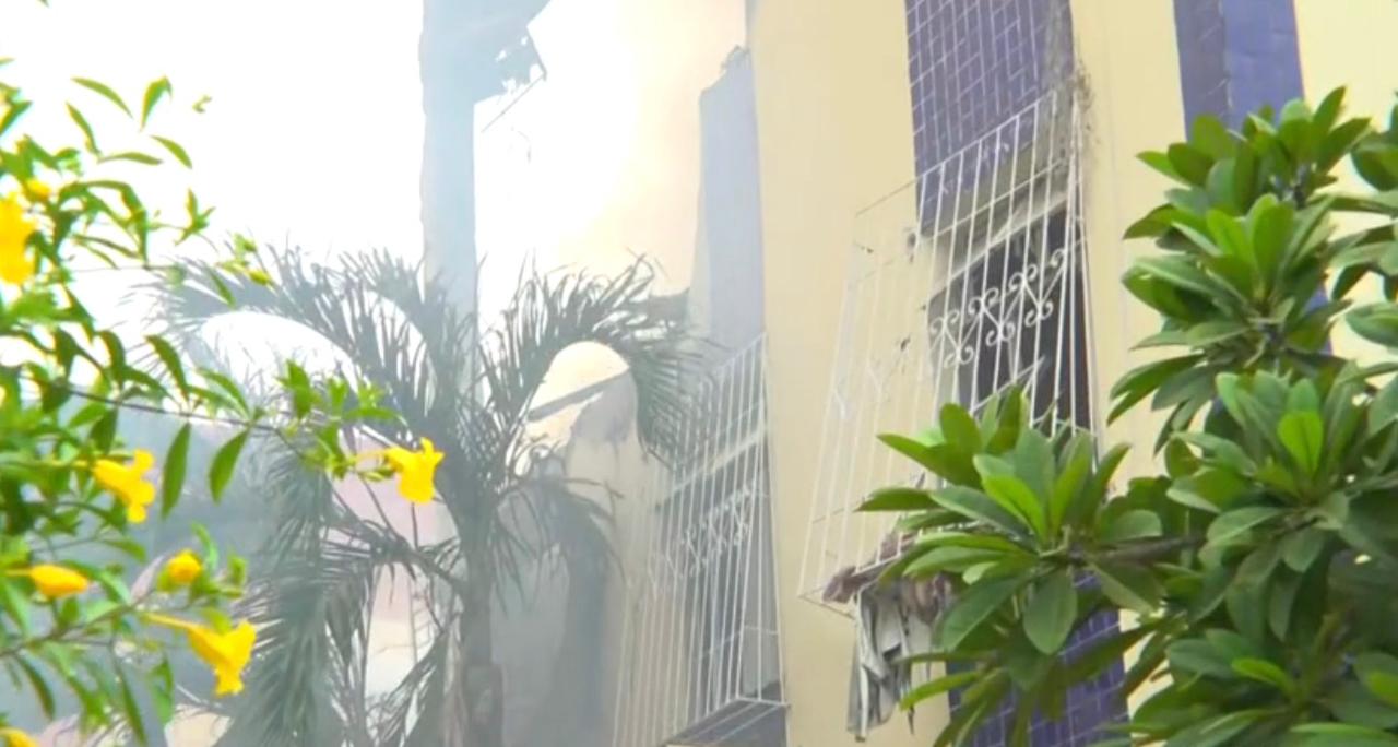 Incêndio atingiu prédio após explosão de gás no Stiep por Reprodução/TV Bahia