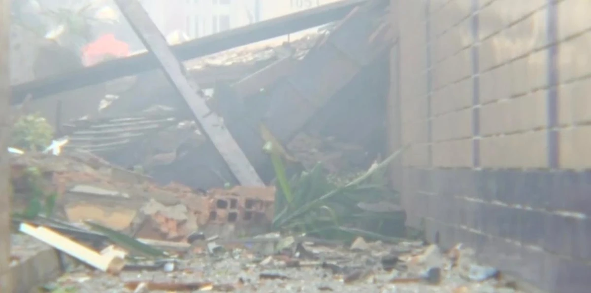 Incêndio atingiu prédio após explosão de gás no Stiep por Reprodução/TV Bahia