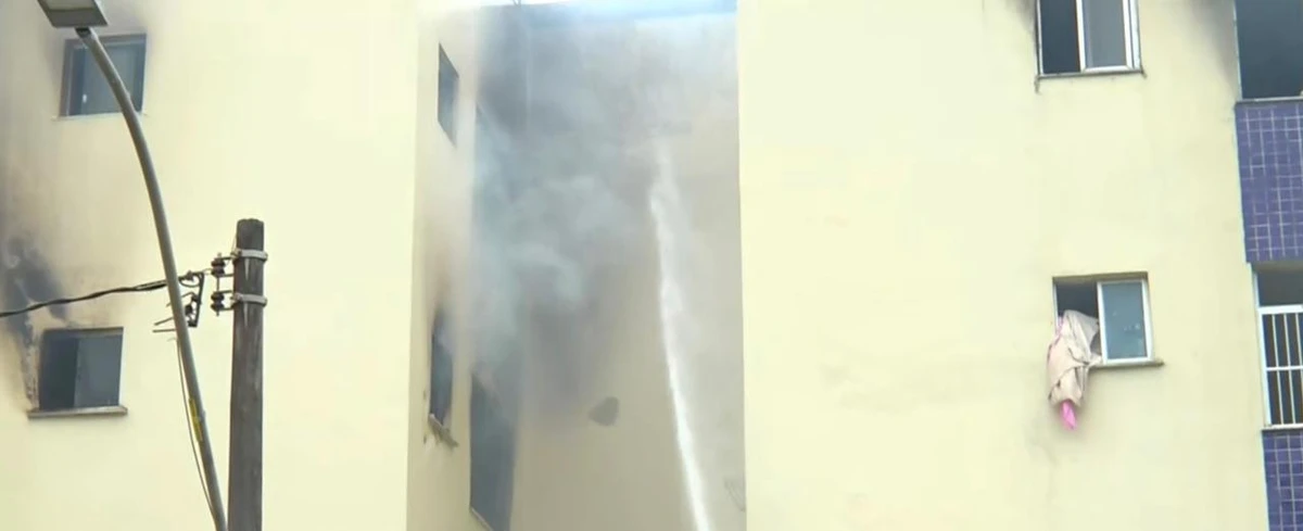 Incêndio atingiu prédio após explosão de gás no Stiep por Reprodução/TV Bahia