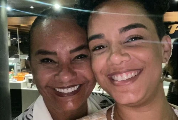 Morena Mariah ao lado da mãe, Solange Couto