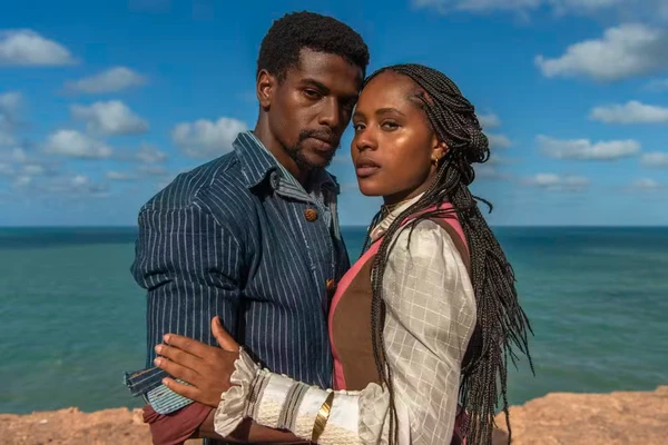 Na pele de Alika e Tonho, respectivamente, Duda Santos e Ronald Sotto encabeçam elenco de A Nobreza do Amor por Globo/Estevam Avellar