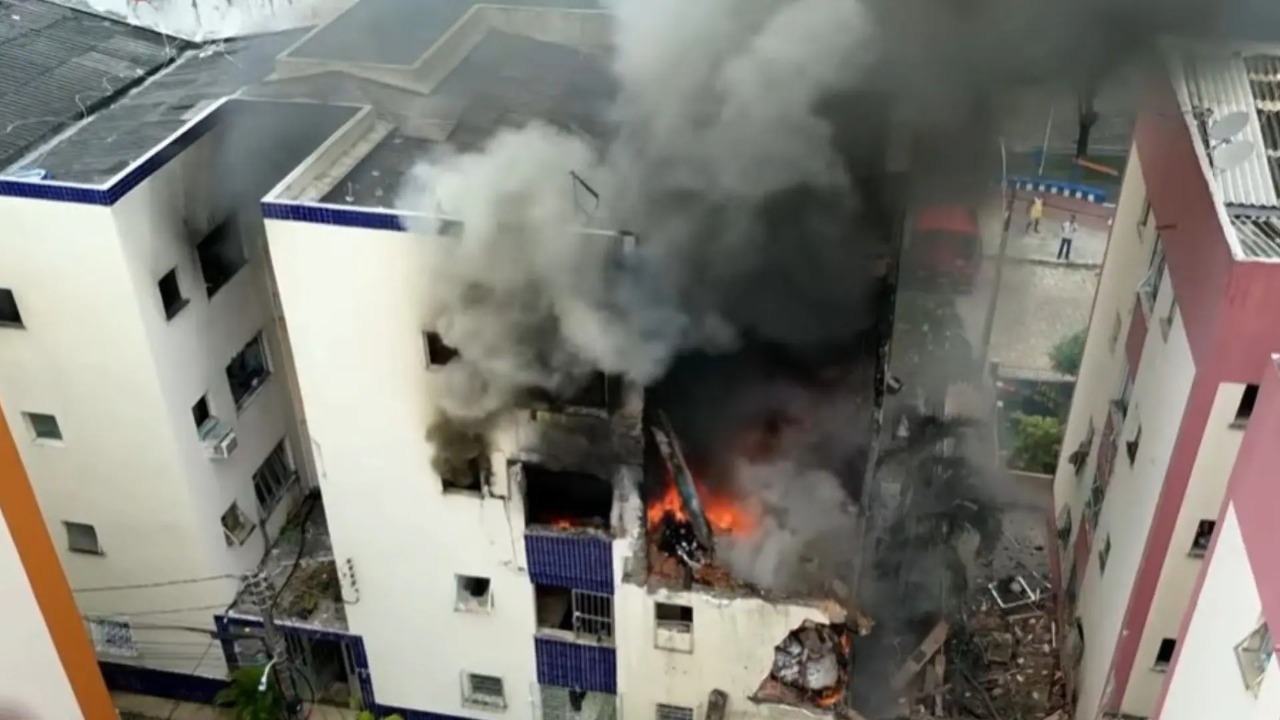 Parte do prédio desabou por Reprodução/TV Aratu