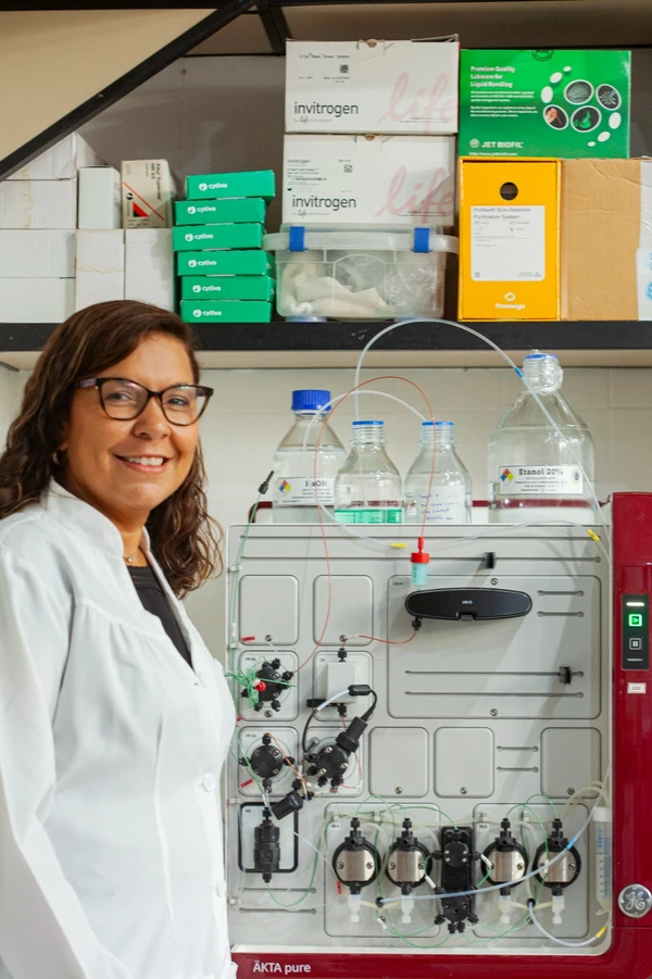 A professora Carina Pinheiro coordena o LAA e integra o grupo há 13 anos. por Sora Maia/CORREIO