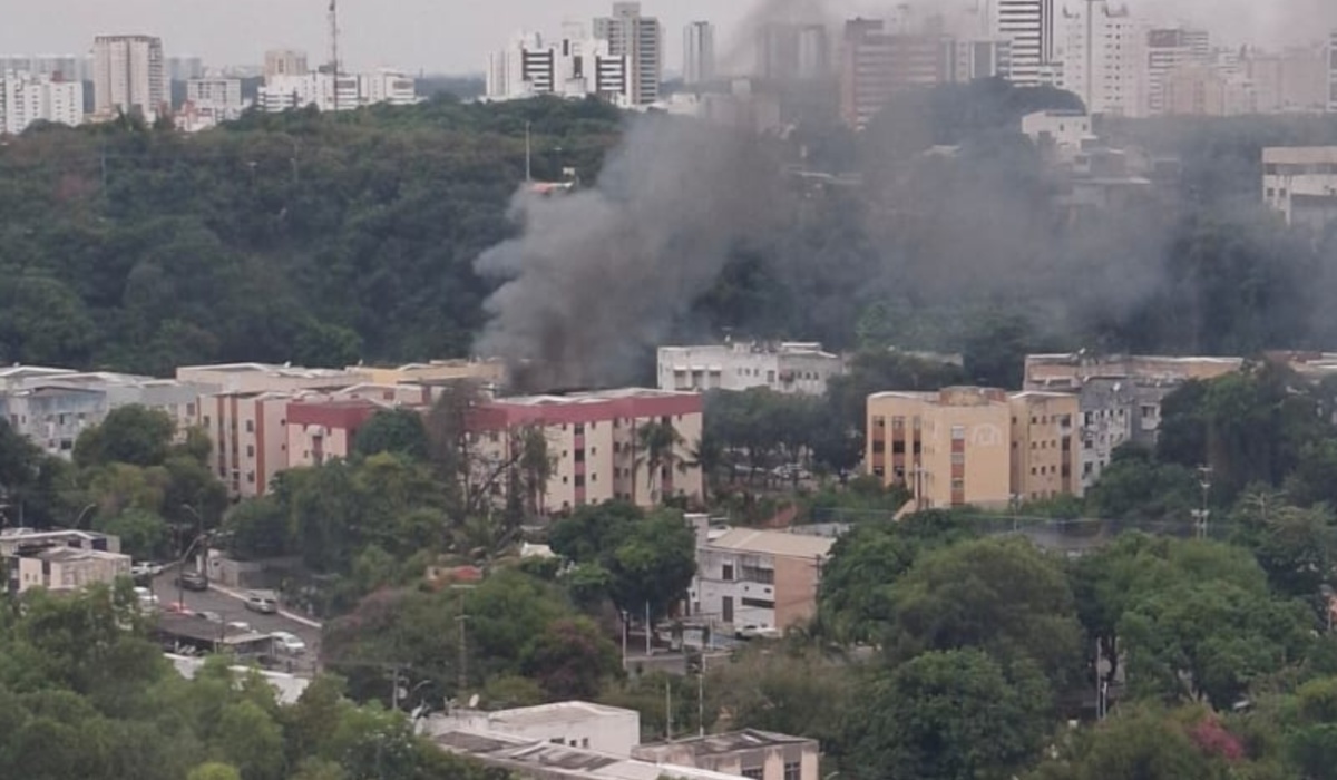 Prédio pegou fogo e desabou parcialmente por Reprodução