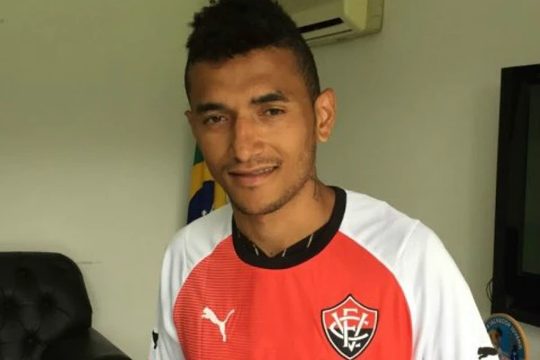 Rogério jogou no Vitória por Divulgação